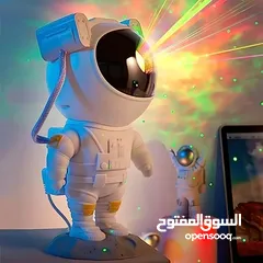  2 جهاز عرض ضوء ليلي رائد الفضاء مع سماء مليئة بالنجوم