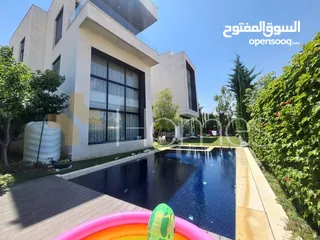  1 فيلا مع مسبح للبيع في طريق المطار بمساحة بناء 940م