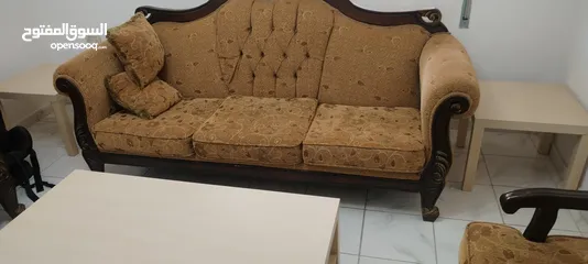  8 طقم كنب نوع خشب ثقيل مع طاولات  للبيع بسعر ممتاز  للبيع بداعي السفر
