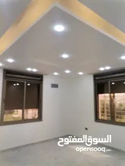  3 شقه فخمه طابق ارضي205م مدخل خاص وكراج وساحه للبيع على شارع البترا شرق اربد مول قراند