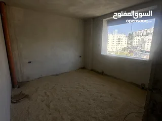  7 تملك شقة 93 متر تبعد 500 متر فقط عن مركز رام الله في منطقة عين مصباح