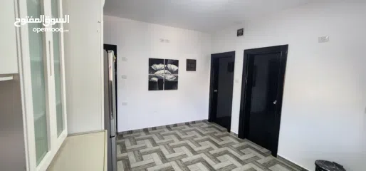  6 شقة وسط البلد قريبة من جميع الخدمات الشقة مكونة من غرفتين وصالون وحمامين ومطبخ وبرندة