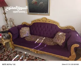  2 كنابايه ثلاثيه مع طاوله ملبس ورق ذهب استعمال بسيط للبيع ولي ناوي ما بنقصر