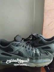  2 حذاء nike ثقيل وممتاز وسهل لبس والاستخدام وسعره جبار وانصح جميع بتسريع دفع حتى بحصل علي