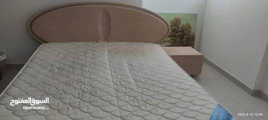  1 سرير مع طاولة جانبية مع تسريحة