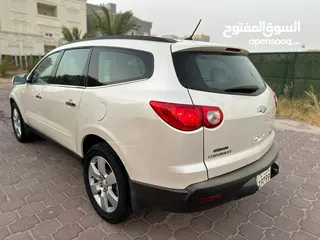  3 Chevrolet Traverse LT 2012