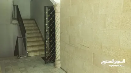  3 شقه ارضيه ضاحيه الامير حسن 125 متر  قابل للتفاوض