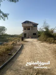  1 مزرعة مكونة من منزل طابقين و منزل خدمات و كراج و قطعة ارض زراعية