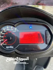 9 سكوتر أبريليا موديل 2021 للبيع استعمال بسيط وشخصي ما اشتغل ع طلبات