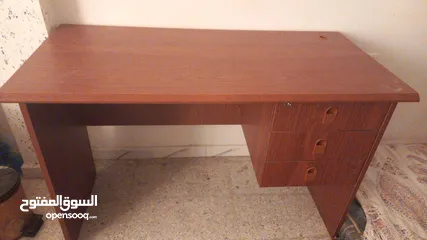  1 طاولة مكتب