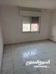  1 شقه 100 متر طابق اول 3 غرف نوم وصالون كبير وحمامين ومطبخ راكب وبرنده ويوجد اصنصيل وكراج عماره موجوده