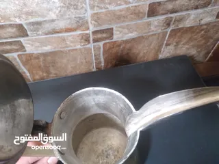  11 عدد 2 دلة نحاس رسلان مختومه و ثقيلة وقديمة