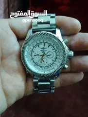  8 ساعة بريتلينغ مصنوعة في سويسرا، حيث تُعتبر سويسرا مركزًا لصناعة الساعات الفاخرة. تستخدم العلامة التج