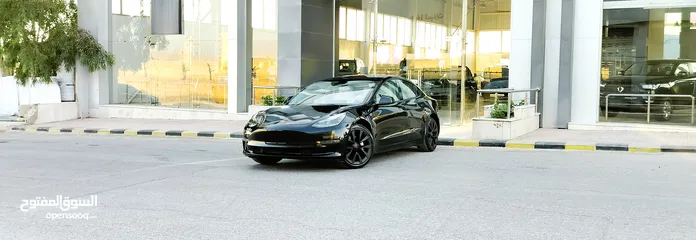  1 تيسلا 2023 model 3 فحص كامل اوتوسكور لون اسود ملوكي داخلي ابيض بحالة الوكالة بسعر لقطة ومحروووق