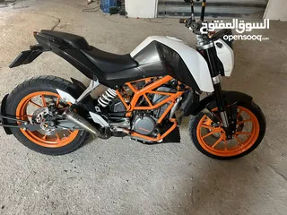  1 دراجة KTM DUKE