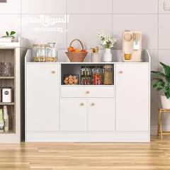  9 خزانة عملية مع مقابض خشبية بسيطة وأنيقة  تصميمها يجمع بين المساحات المغلقة والرفوف المفتوحة لسهولة