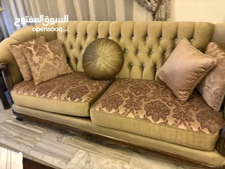 2 طقم كنب لغرفة ضيوف للبيع 2 ثنائية كبيرة 2 مفرده  مع طاولات وسط 2 جانبية لون بني