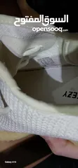  9 shoes Adidas Yeezy original 43وثلث الابيض اصلي والرمادي قياس 44 كوبي  بحاله ممتازه كانه جديد .