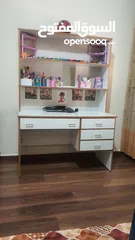  1 تخت مفرد عدد 2 وطاولة مكتب