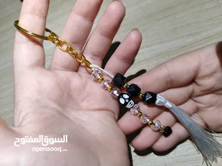  5 ميداليات واساور وتوزيعات أعراس وحقائب من الخرز
