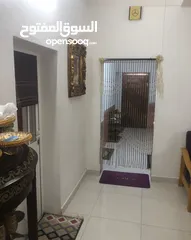  2 منزل  مقسم قسمين الأول به غرفتين وحمامين وصاله كبيره ومطبخ والثاني به صاله ومطبخ وغرف بها حمام