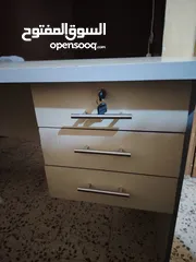  1 طاوله مكتبيه شبه جديد