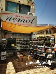 18 محل أحذيه بكامل الديكور والمعدات والأحذيه