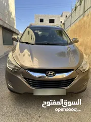  1 2009 ‏Hyundai توسان LX20 اربع ابواب، اللون فيراني، الكراسي جلد والسيارة 92,000 كيلو فقط وبحالة رائعة