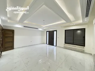  5 شقة طابق شبه ارضي للبيع مساحة 200م مع ترس وحديقه وكراج 250م بأجمل مناطق خلدا (مشروع 114