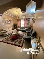  1 اثاث مستعمل  بجودة ممتازة جدا طقم كنب وطاولة سفرة وثريا عدد 2