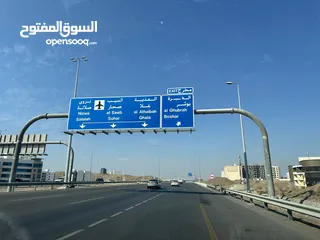  2 يتوفر عدد 2 مكاتب كبيرة و جديدة جنب عمان مول و مطلة على الشارع السريع مباشرة