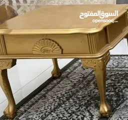  2 للبيع عربة ضيافة و2 طاولة لون ذهبي