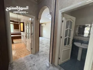  11 شقه مميزه للبيع خلف سوق السلطان