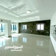  2 مكتب للايجار الارسال مقابل قصر الحمرا. سهل الوصول مشيا و بالسيارة بعيد عن الازمة