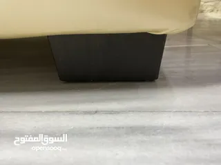  5 تخت خشب   جلد لون ذهبي.   بحاله ممتازه مستعمل اكمن مره فقط      للبيع مع الفرشه