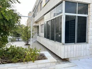  1 منزل رائع في الشميساني للايجار طابق ارضي في عمارة من طابقين بمدخل وكراج خاص وساحات خاصة