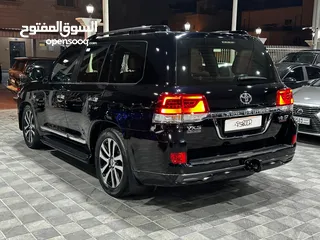  4 Land Cruiser VXS Black Edition