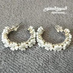  1 طقم حلق أنيق لون فضي مع زهور لون لؤلؤي