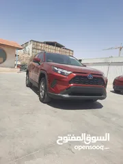  1 تويوتا راف فور XLE موديل 2022 لون خمري داخل جلد اسود عداد قليل