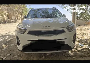  2 كيا ستونيك 2023 فتحة سقف حالة ممتازة لون ابيض عاجي