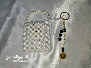 22 ميداليات واساور وتوزيعات أعراس وحقائب من الخرز