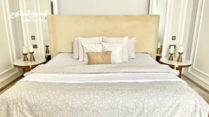  1 سرير مع طاولتين جانبيتين