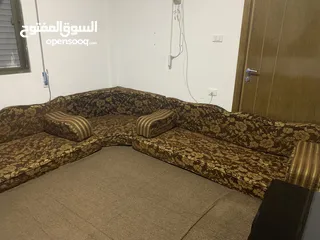  1 فراش عربي مع طاولة تلفزيون للبيع وقابل للتفاوض