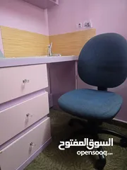  2 مكتب لشخصين مع ملحق اضافي فوق المكتب +كرسي مكتبي دوار قماش
