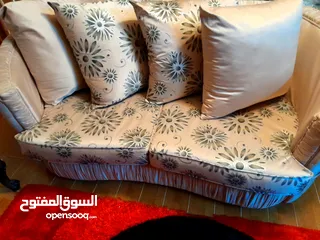  6 طقم كنب فاخر بحالة شبه جديد تفصيل  تركي تصميم مميز للبيع بسعر مغري خشبه ممتاز ورائع