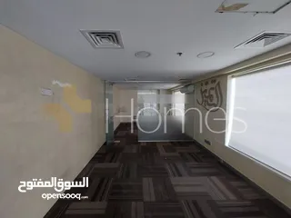  6 معرض بموقع مميز للبيع شارع عبدالله غوشه ، بمساحة 682 م