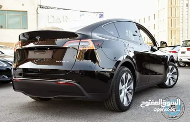  7 Tesla لون اسود من الداخل اسود 2022