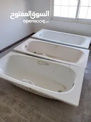  3 بانوهات حديد، مغاطس حمامات، من حديد صب، غير مستخدم نهائيا (راكب سابقا)، لون ابيض، عدد 3 فقط
