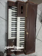  1 بيانو انتيكة إيطالي قديم جداً ولكن شغال بحالة ممتازة للبيع