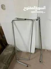  5 رفوف خشب ستاندات وتعاليق محل اواعي كميه وبنص السعر المعني يتواصل